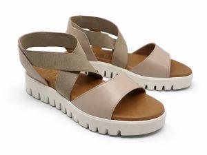 Sandalo flatform in pelle beige e allacciatura incrociata in tessuto stretch in tinta