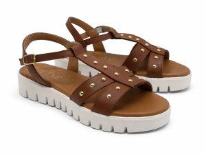Sandalo flatform stile gladiatore in pelle color cuoio e borchie dorate con soletta imbottita