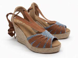 Espadrillas sandalo in tessuto jeans chiaro e lacci in cotone color cuoio conm allacciatura alla caviglia, zeppa da 10 cm