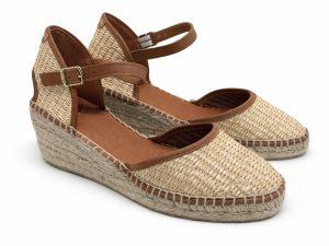 Espadrillas con cinturino in rafia intrecciata con dettagli in pelle color cuoio, zeppa da 7 cm