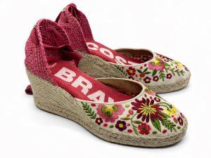 Espadrillas in tessuto di cotone écru ee fucsia con ricami floreali, con nastri fucsia per l'allacciatura alla caviglia, zeppa da 7 cm