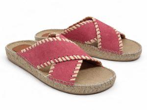 sandalo flat in scamosciato fragola con decorazione ad intreccio rafia