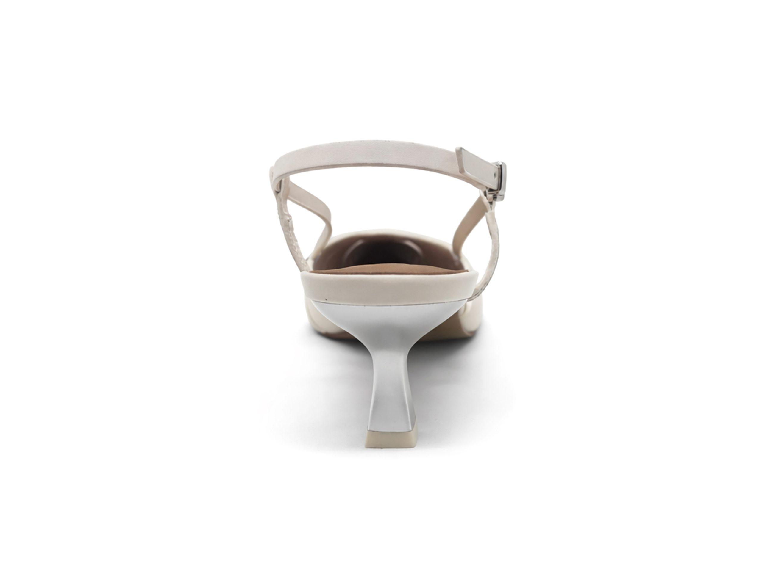 slingback in pelle bianco latte con derttaglio incrociato sulla punta, tacco 5 a rocchetto, lato posteriore