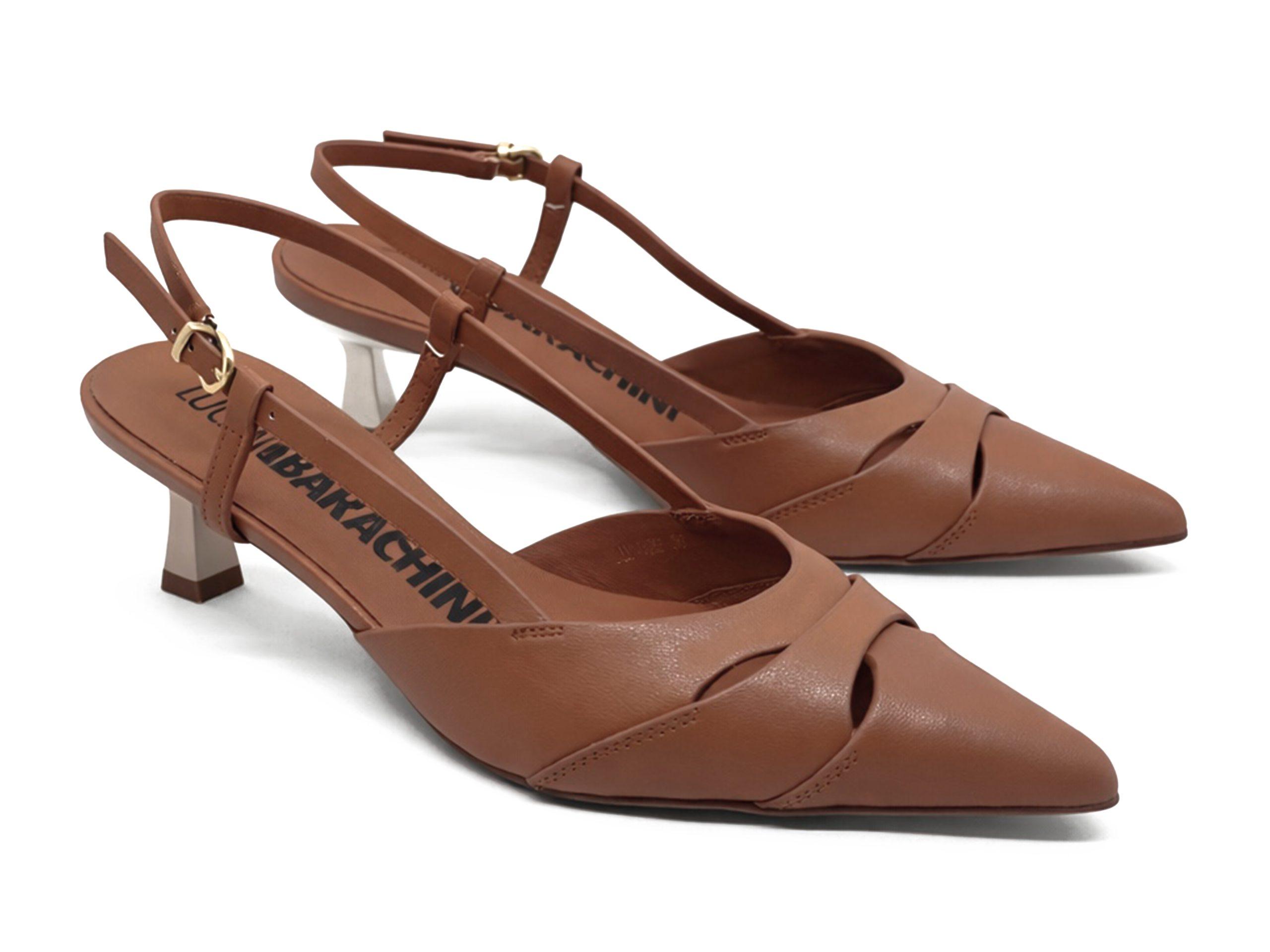 slingback in pelle color cuoio con derttaglio incrociato sulla punta, tacco 5 a rocchetto