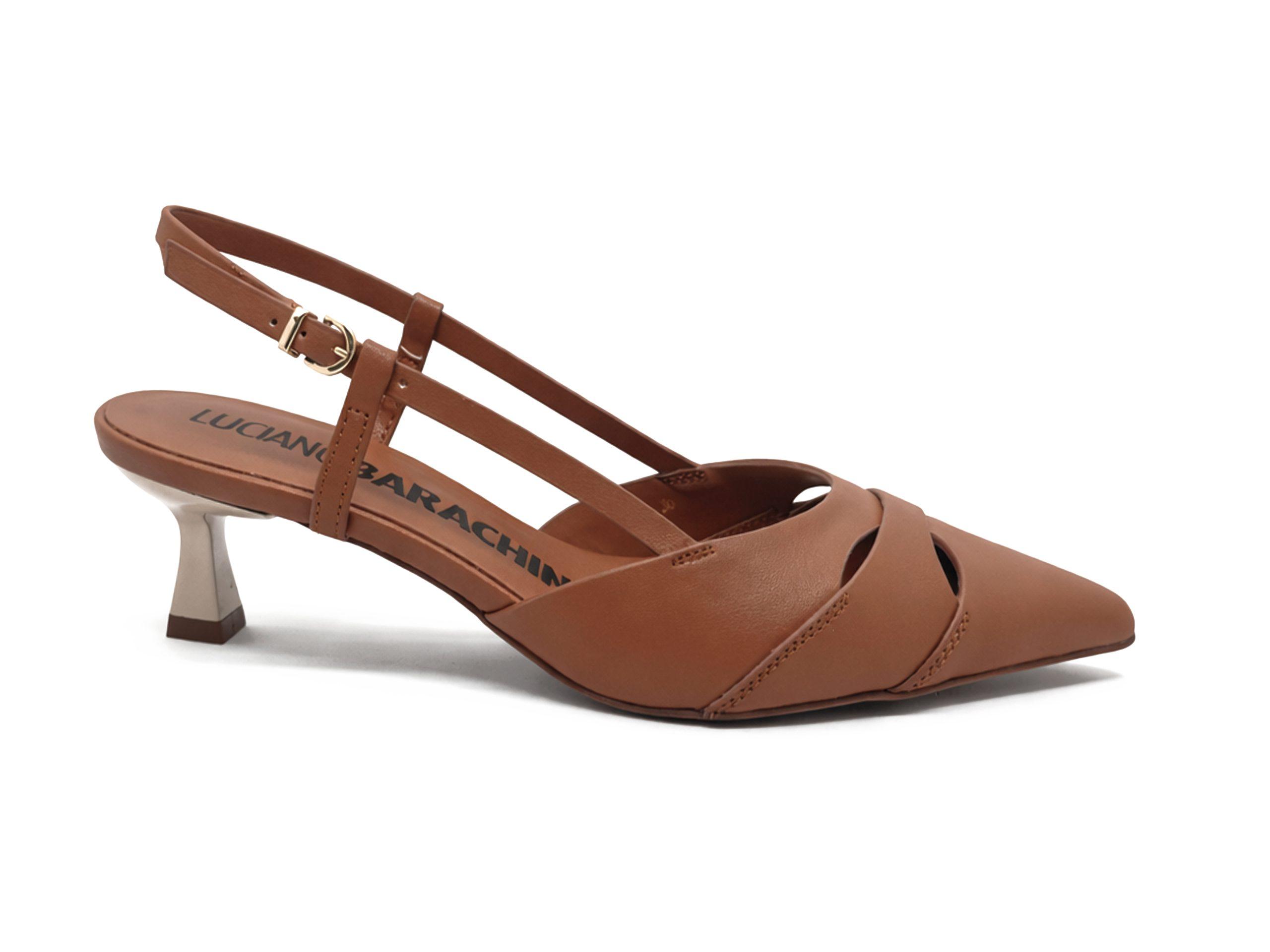 slingback in pelle color cuoio con derttaglio incrociato sulla punta, tacco 5 a rocchetto, lato esterno