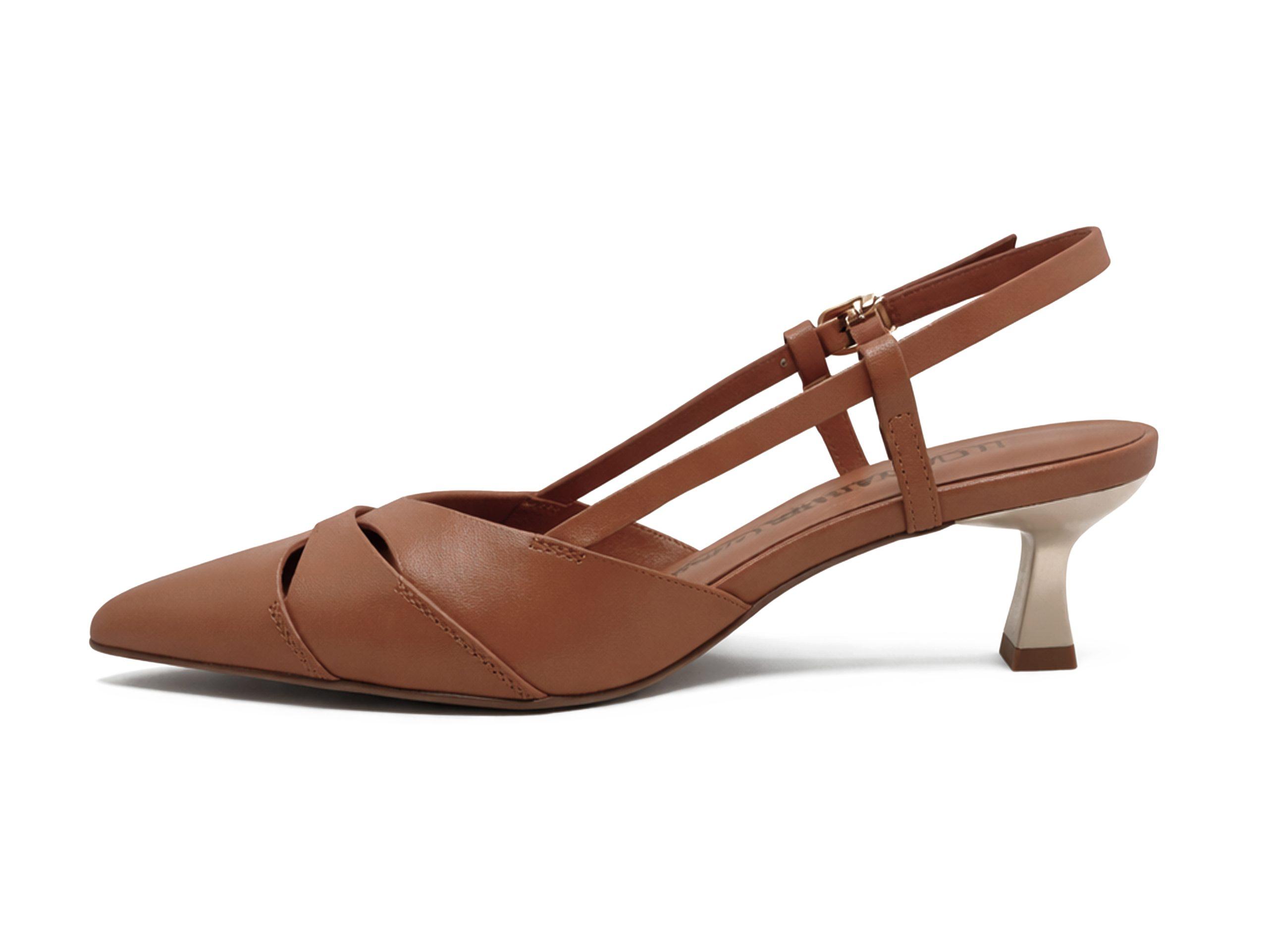 slingback in pelle color cuoio con derttaglio incrociato sulla punta, tacco 5 a rocchetto, lato interno