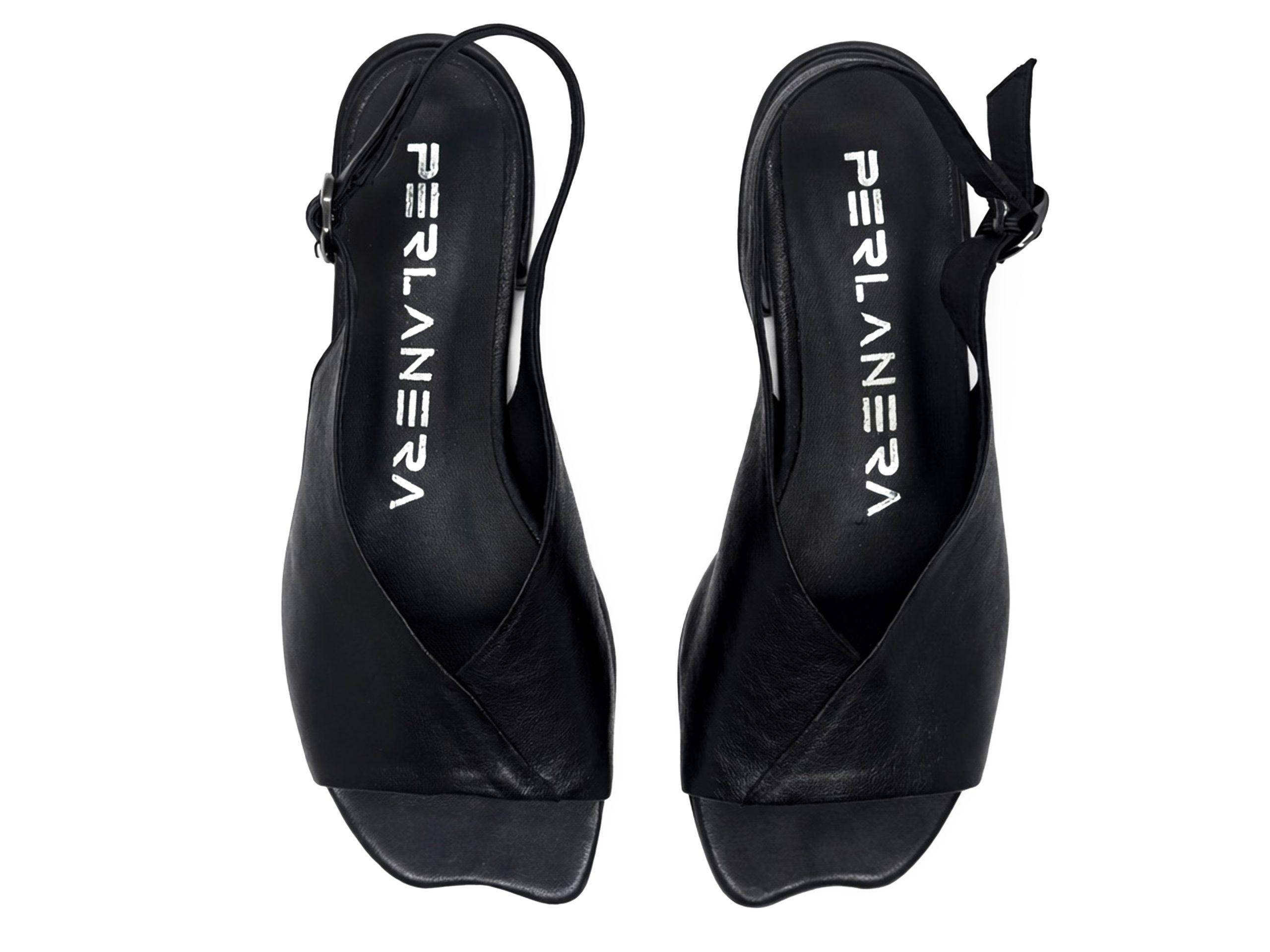 slingback flat in pelle nera aperta con punta a becco di papera, viste dall'alto
